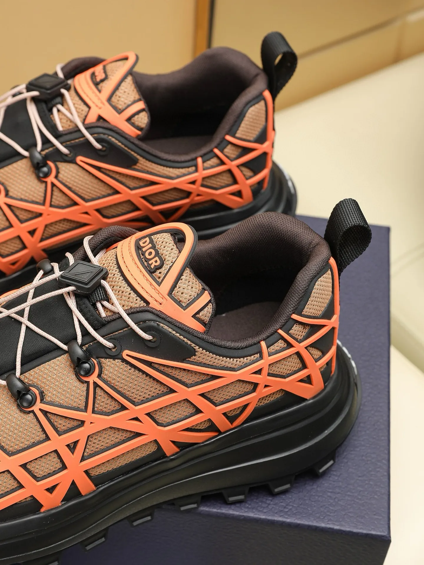 Men's shoes: 500💰Dior sports shoes highlight the fashionable silhouette, decorated with curved cannage pattern, reinterpreting the classic pattern in a structural style, enriching the Dior 2023 summer men's collection. Meticulously crafted using the advanced craftsmanship of hiking shoes, it blends outdoor culture with Dior heritage. Code number 38-44, customized 45